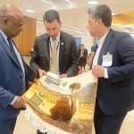 تقدیم فرش ثبت جهانی «انجیر دیم استهبان» به موزه فائو